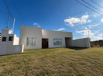 Casa · 116m² · 3 Ambientes · 2 Cocheras · Casa en Av Agustín Borthiry 1532 - Victorica - Lp