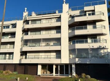 Departamento · 160m² · 4 Ambientes · 1 Cochera · Laguna 406
