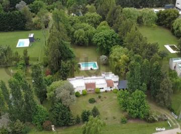 Casa · 260m² · 5 Ambientes · 2 Cocheras · Oportunidad! Venta Casa de 5 Ambientes en Chacras de Uribelarrea.