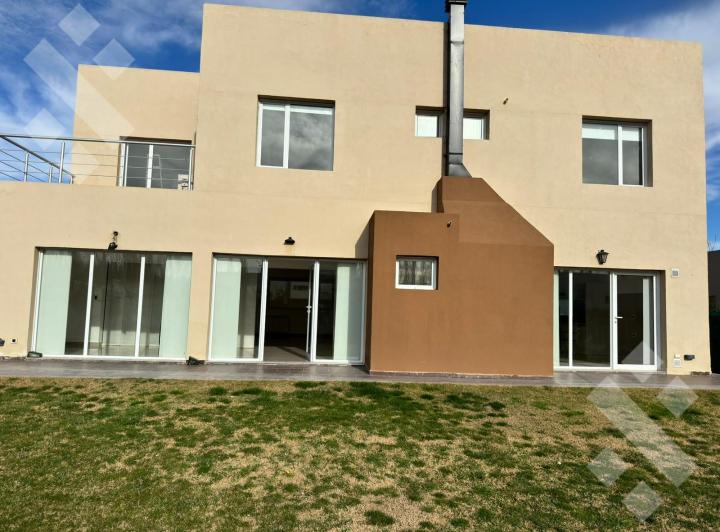 Casa · 384m² · 7 Ambientes · 2 Cocheras