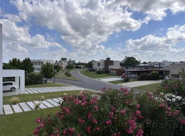 Casa · 270m² · 5 Ambientes · 2 Cocheras · Casa en Alquiler de 5 Ambientes con Jardín y Pileta en Haras Santa María, Loma Verde