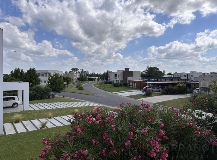 Casa · 270m² · 5 Ambientes · 2 Cocheras