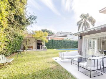Casa · 327m² · 7 Ambientes · 3 Cocheras · Casa en Venta con Parque y Piscina en Martinez
