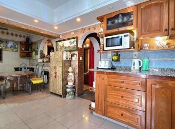 Casa · 150m² · 4 Ambientes · 1 Cochera · Casa Chalet 4 Amb Cochera Patio Parrilla Terrazas