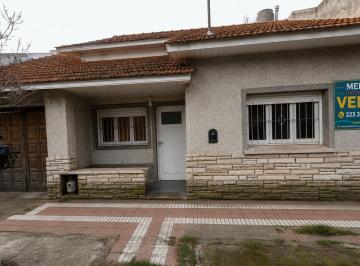 Casa · 150m² · 3 Ambientes · 2 Cocheras · Casa de 3 Ambientes con Gran Parque y Cochera en Barrio Pompeya