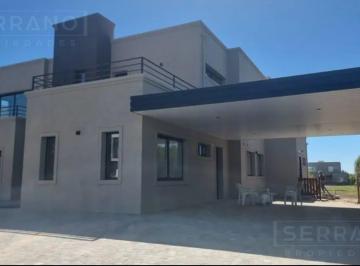 Casa · 250m² · 6 Ambientes · 5 Cocheras · Venta Casa 6 Ambientes en Haras Santa Maria, Escobar