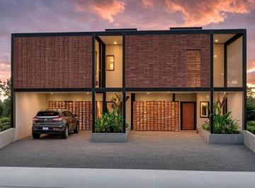 Casa · 175m² · 10 Ambientes · 1 Cochera · Casa en Docta Av