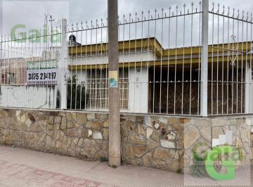 Casa · 100m² · 5 Ambientes · 2 Cocheras · Casa en Venta en Esquina con Cochera y Patio | España 1551 – Macrocentro