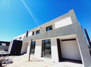 Casa · 180m² · 4 Ambientes · 2 Cocheras · Venta Duplex 3 Dorm. en Colinas de Manantiales