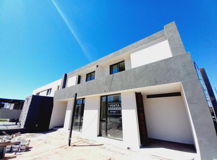 Casa · 180m² · 4 Ambientes · 2 Cocheras