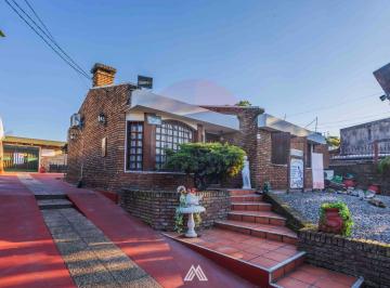 Casa · 227m² · 7 Ambientes · 1 Cochera · Venta 2 Casas en Maroñas con Cochera y Gran Salón