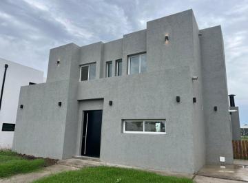 Casa · 173m² · 4 Ambientes · 2 Cocheras · Venta Casa 4 Amb Estrenar Barrio Santa Lucia