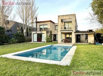 Casa · 215m² · 6 Ambientes · 1 Cochera · Increíble Casa en Santa Barbara