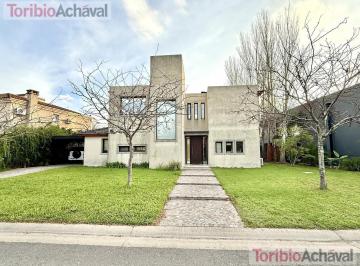 Casa · 215m² · 6 Ambientes · 1 Cochera · Increíble Casa en Santa Barbara