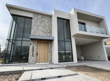 Casa · 327m² · 7 Ambientes · 2 Cocheras · Casa de 4 Dorm. en Venta en La Rinconada