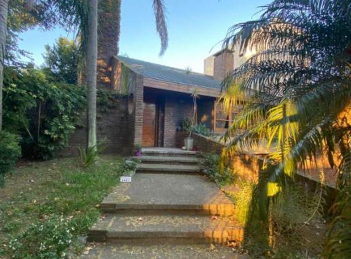 Casa · 242m² · 4 Ambientes · 1 Cochera