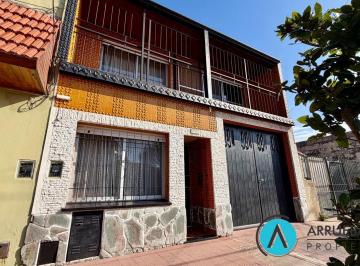 Casa · 178m² · 4 Ambientes · 2 Cocheras · Venta Casa de 4 Ambientes con Cochera, Patio, Quincho en Remedios de Escalada