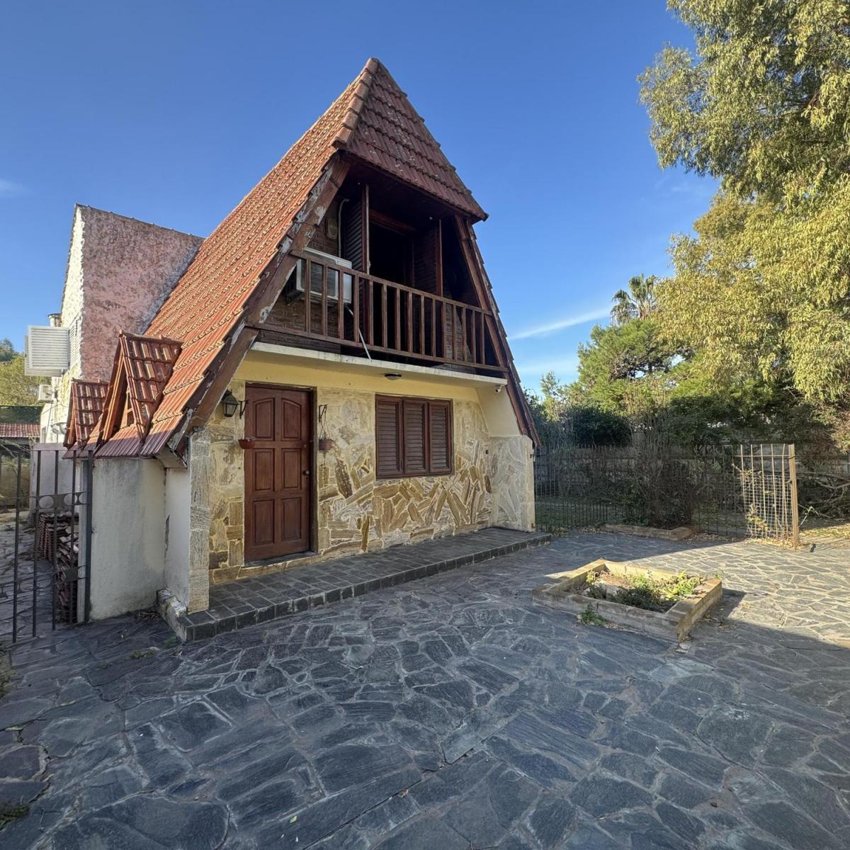 Casa en venta 2 dorm, 240m² cubiertos en lote de 540m² — Villa del Plata