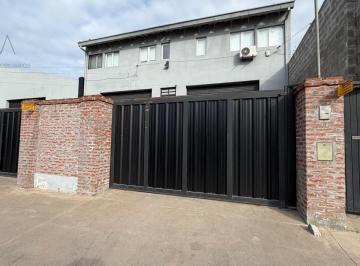 Local comercial · 1600m² · 1 Cochera · Local - Puerto