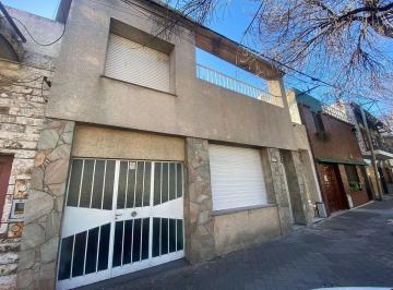 Casa · 141m² · 4 Ambientes · 1 Cochera · Venta Casa a Reciclar con Patio y Terraza