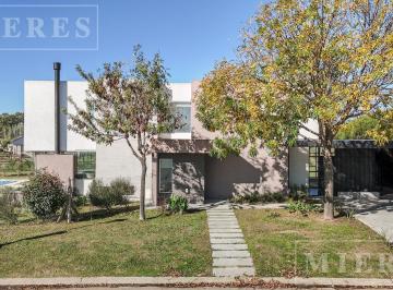 Casa · 145m² · 4 Ambientes · 1 Cochera · Casa en Venta Sobre Lote Interno en Área 1 San Sebastián