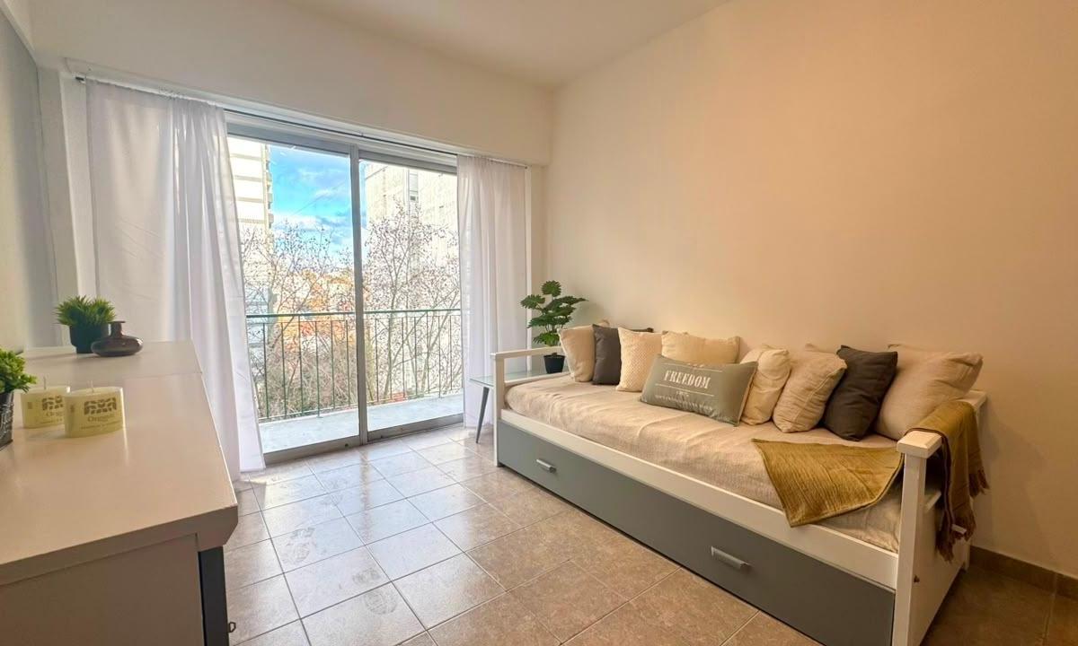 Venta departamento 2 ambientes A la calle con balcón saliente