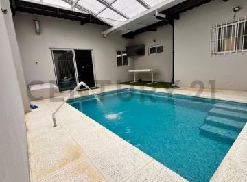 Casa · 235m² · 5 Ambientes · 1 Cochera · Casa 5 Amb. con Pileta Climatizada, Techo Retráctil y Cochera — Wilde