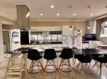 Casa · 235m² · 5 Ambientes · 1 Cochera · Casa 5 Amb. con Pileta Climatizada, Techo Retráctil y Cochera — Wilde