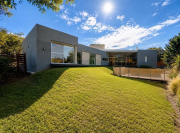 Casa · 300m² · 3 Dormitorios · 2 Cocheras · La Rufina Casa de 3 Dor en Una Planta con Pileta