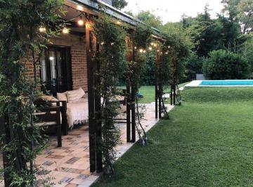 Casa de 5 ambientes, Necochea · Casa con Amplio Parque y Piscina