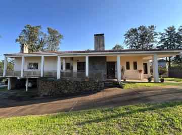 Casa · 249m² · 8 Ambientes · 2 Cocheras · Casa con Pileta, Parrillero y 1.000 m² en Salto