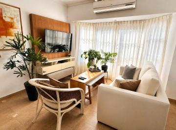 Casa · 136m² · 4 Ambientes · 1 Cochera · Tríplex 4 Ambientes, Jardín y Cochera en Villa Adelina