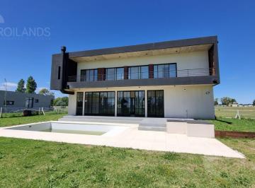 Casa · 169m² · 4 Ambientes · 2 Cocheras · Alquiler Exclusiva Casa en Área 60 | Pileta, Quincho Parque Cocheras