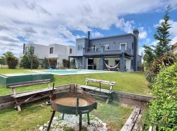 Casa de 6 ambientes, Escobar · Casa Al Agua en Venta y Alquiler en El Cantón Norte con Pileta