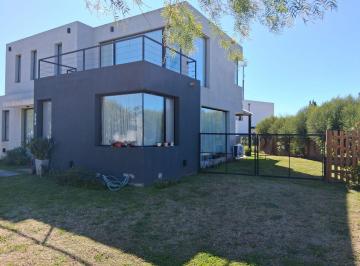Casa · 155m² · 5 Ambientes · 2 Cocheras · Venta Casa Barrio San Ramón 5 Ambientes