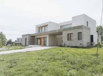 Casa · 294m² · 8 Ambientes · 2 Cocheras · Espectacular Casa de 4 Habitaciones Frente a La Cancha de Polo en Pilara!