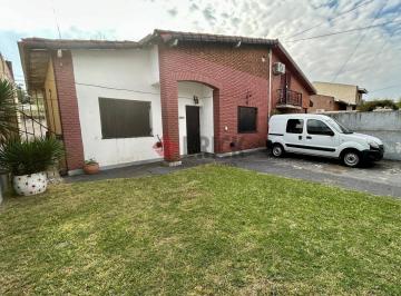 Casa · 88m² · 3 Ambientes · 1 Cochera · Casa con Jardin y Cochera