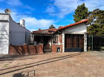 Casa · 97m² · 3 Ambientes · 1 Cochera · Unico Casa 3 Amb. a Reciclar Lote 632 m² Cochera