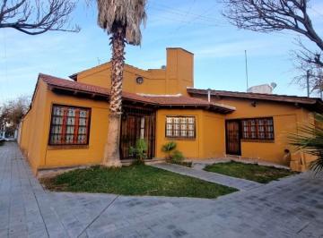 Casa · 176m² · 4 Ambientes · 2 Cocheras · Venta Casa Barrio Mariano Moreno.