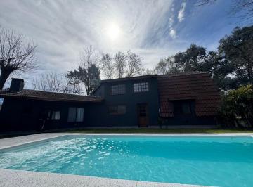 Casa de 5 ambientes, Presidente Perón · Casa en Barrio Parque Las Naciones Reciclada a Nuevo con Piscina Sobre Lote con Bosque