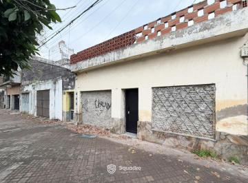 Casa · 108m² · 4 Ambientes · 1 Cochera · Venta | Permuta - Casa a Reciclar o Demoler, Al Frente 2 Dorm. - Barrio Parque, Rosario.