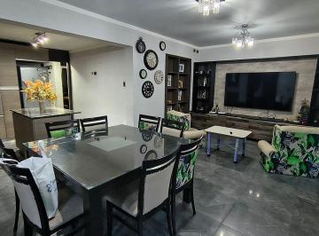 Casa · 136m² · 6 Ambientes · 2 Cocheras · Casa de Categoria, con Departamento. B° del Carmen