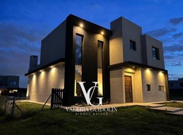 Casa · 250m² · 4 Ambientes · 2 Cocheras · Casa en Venta Puertos, Ceibos
