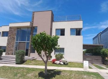 Casa · 399m² · 8 Ambientes · 2 Cocheras · Casa de Categoria en Venta en Barrio La Yaya