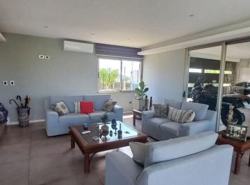 Casa · 399m² · 6 Ambientes · 2 Cocheras · Casa en Alquiler en El Barrio La Yaya