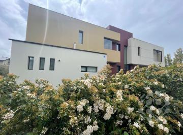 Casa · 78m² · 3 Ambientes · 1 Cochera · Moderna Casa en Alquiler Permanente - Diseño Unico, Amplio Jardin y Gran Luminosidad