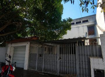 Casa · 128m² · 4 Ambientes · 2 Cocheras · Venta - Casa - 4 Ambientes - Lote Propio - Reciclar - Permuta - Villa Luro