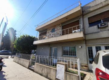 Casa · 180m² · 4 Ambientes · 1 Cochera · Venta - Casa - 4 Amb - Lote Propio - Terraza - Cochera - Apto Credito - Villa Riachuelo - Permuta