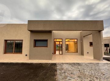Casa · 143m² · 4 Ambientes · 2 Cocheras · Casa en Barrio San Felipe