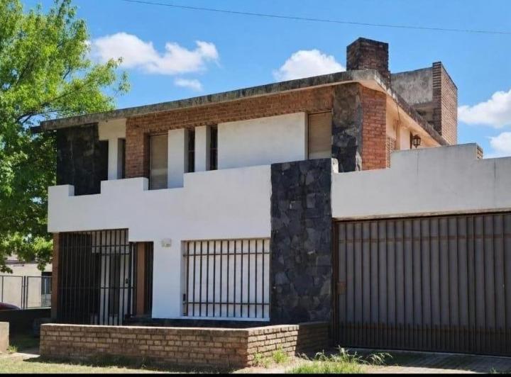 Casa · 293m² · 7 Ambientes · 1 Cochera